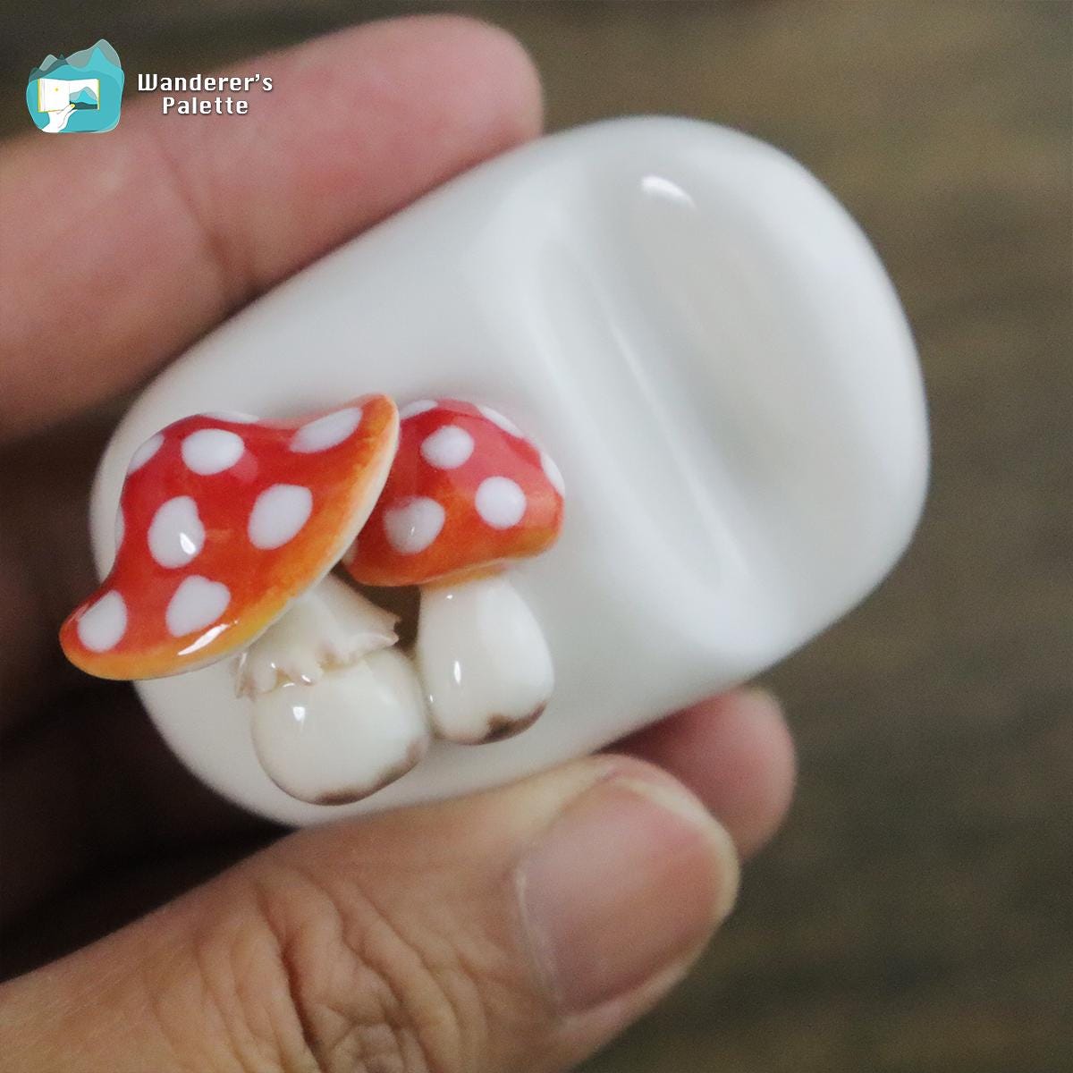 Pos 8: Mushroom brush rest with watercolor brushes - ceramic stand