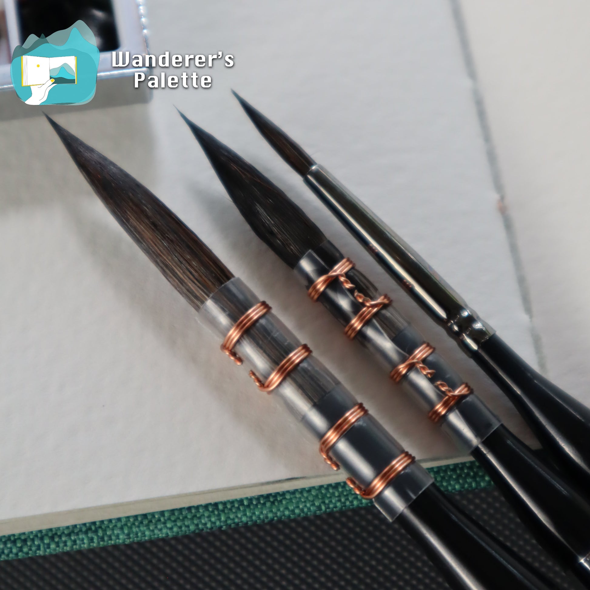 	Pos 8: Collapsible brush in hand - portable travel watercolor